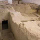 La rampa conduce in un scantinato che inaspettatamente nasconde una piccola necropoli: databile tra il V e il I secolo a.C., � parte integrante di un complesso di 14 sepolture scoperto nel 1988 durante l'edificazione di un nuovo fabbricato